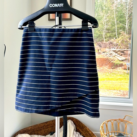 Woman stripped skirt - Picture 1 of 1